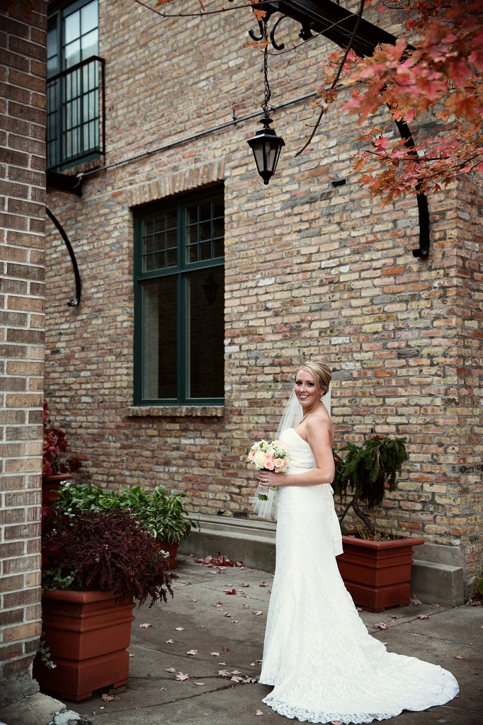 fall wedding photography at mickey finns in libertyville photo
